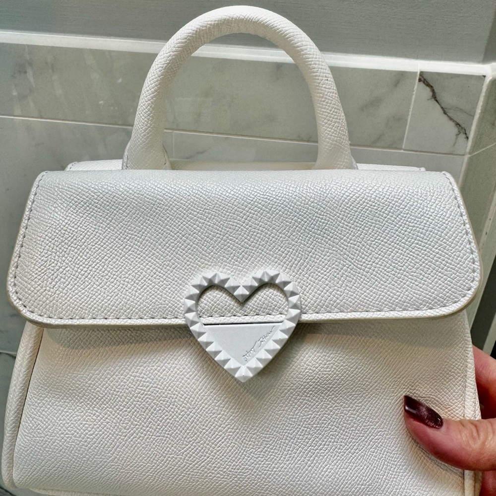 Betsy Johnson white tote w heart like new